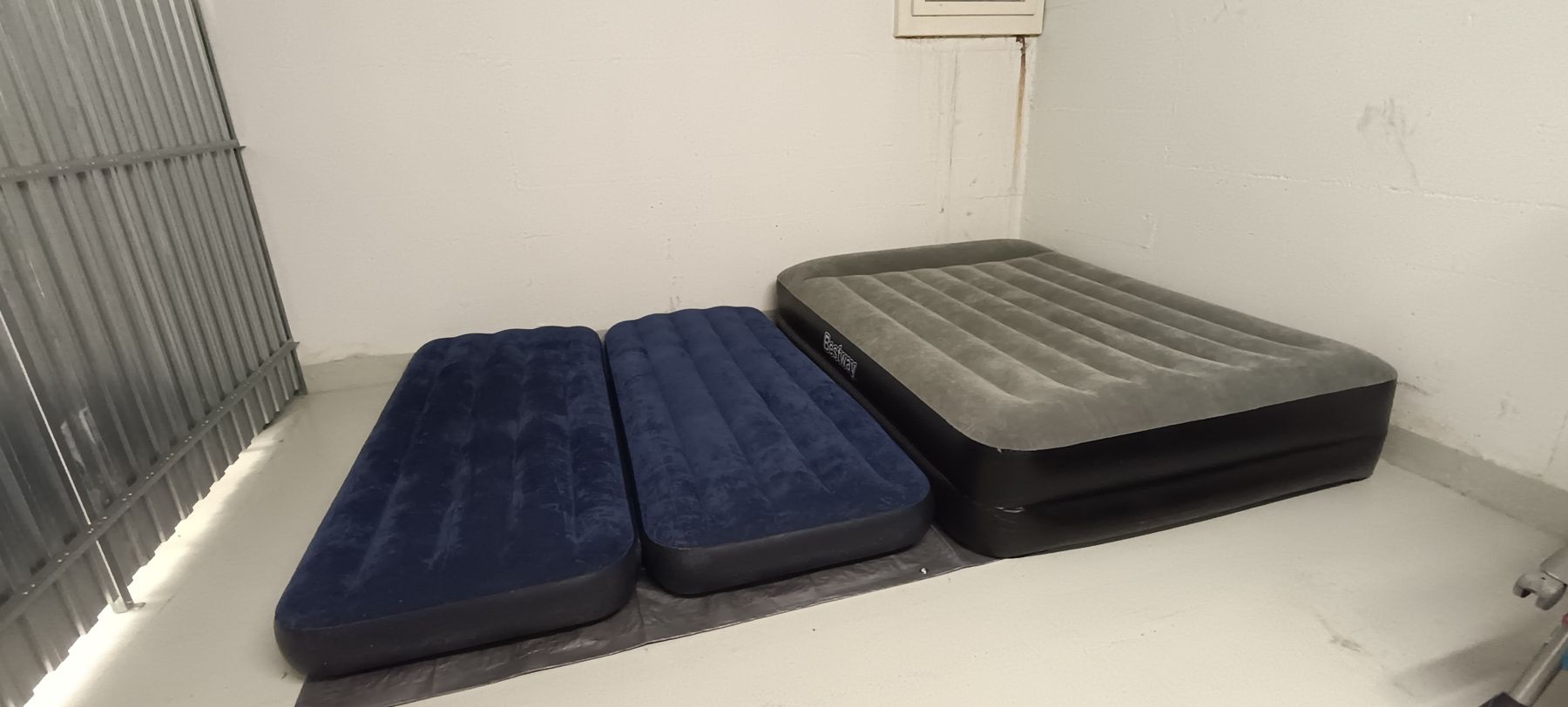 Tapis de sol: Luftmatratze Intex grau/blau – D'occasion à Beringen par ptt_c5nt