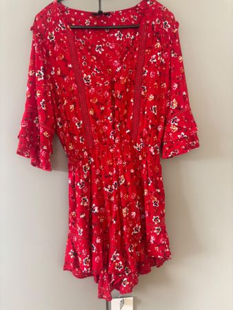 Kivari kurzer Jumpsuit rotes Blumenmuster Grösse M