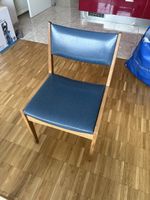 Klassischer Mid-Century Holzstuhl mit blauer Kunstleder-Sitz