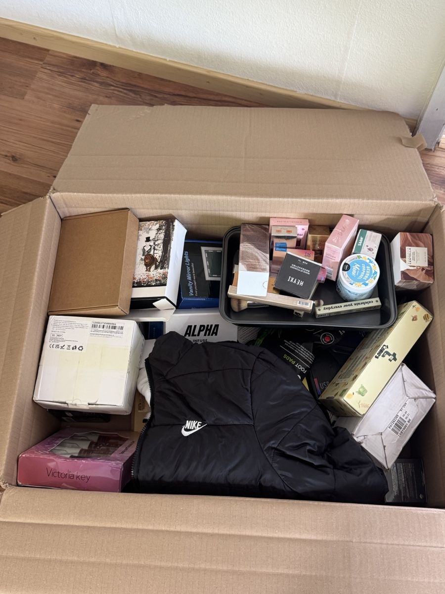 Lotti di vestiti: Diverse Box mit Kleidung und Kosmetik – Nuovo e nell'imballaggio originale da Häfelfingen venduto da Lukhelfinger