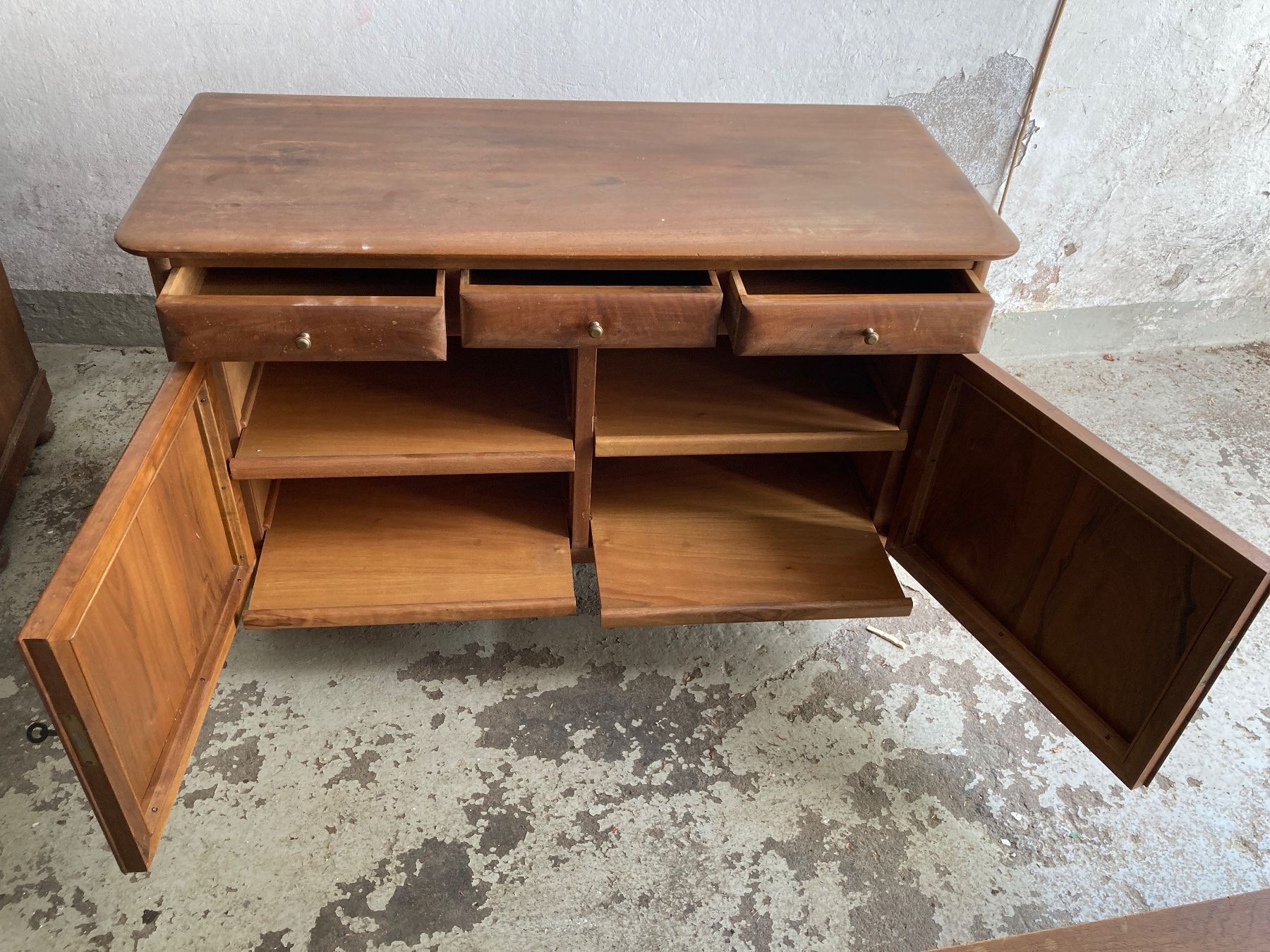 Commodes: Kommode Nussbaum gebrauchter Zustand – D'occasion à Zürich par vivster40 2