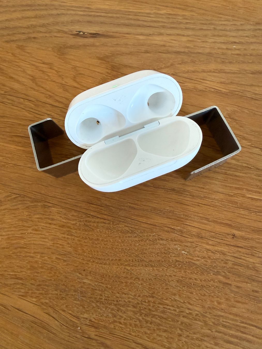 Apple Cuffie: APPLE AirPods 4 Charging Case – Usato da Lausanne venduto da Nine1982 2