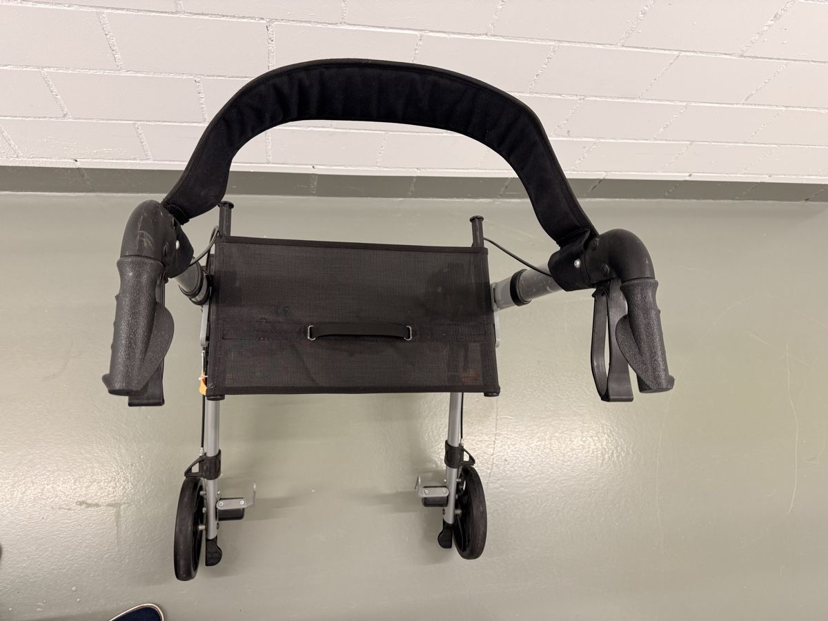 Ausili per la deambulazione: Leichtgewichtrollator Rehashop Butterfly – Usato da Uetliburg SG venduto da Storm2 4