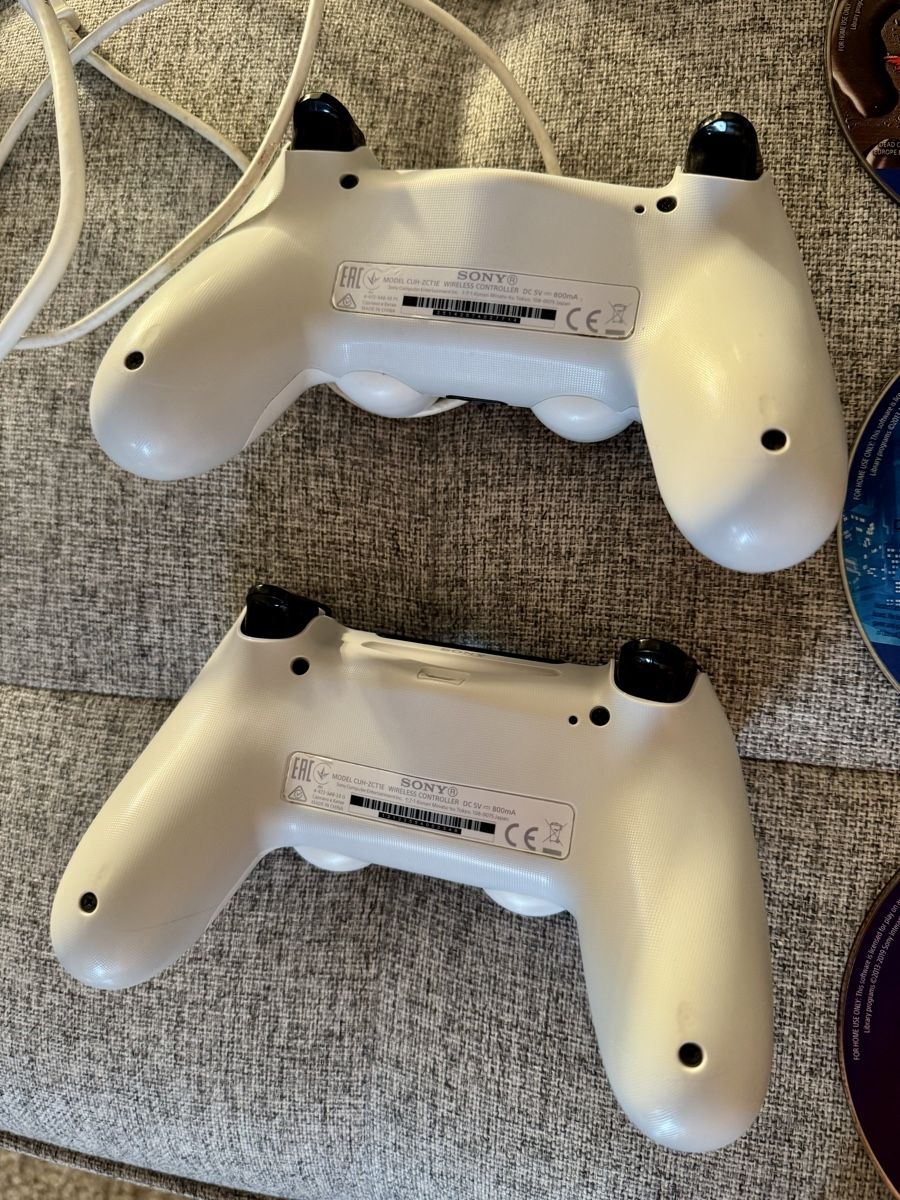 Sony Console: Playstation 4 | PS4 | mit 2 Controller & 8 Spielen – Usato da Dierikon venduto da FraeuleinMaus17 2