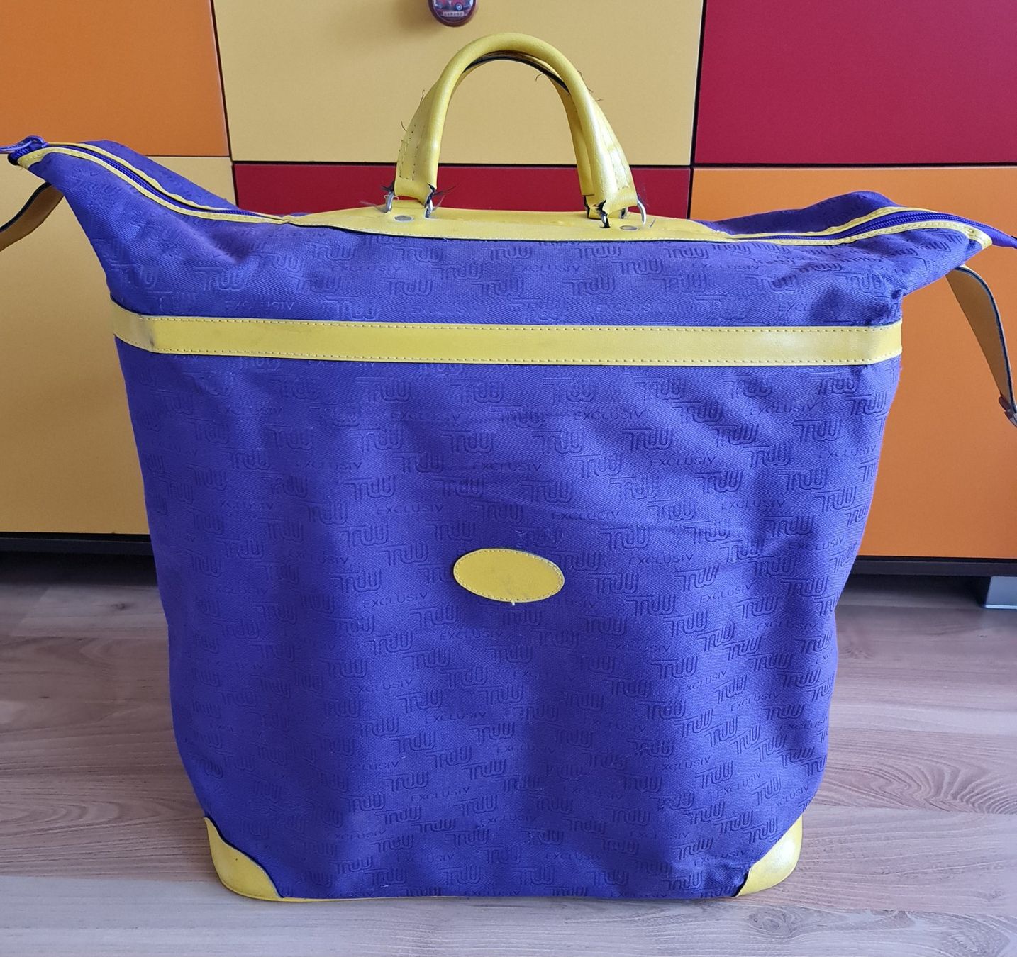 Taschen: Grosse Tupperware Tasche ehem. Beratertasche – Gebraucht aus Emmen von Dirtsa