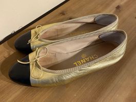 Festlich-elegante CHANEL Vintage-Ballerinas – Gold & Schwarz