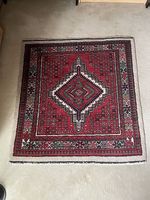 Roter quadratischer Teppich 