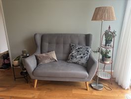 Henry Sofa von Livique – 2-Sitzer, hellgrau, zu verkaufen