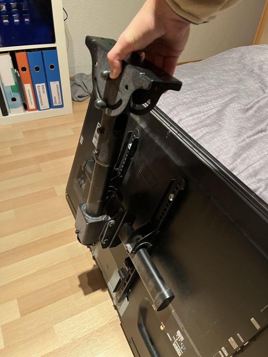 Samsung Televisori: Samsung Fernseher mit Deckenhalterung – Usato da Gommiswald venduto da diegoe_ 2