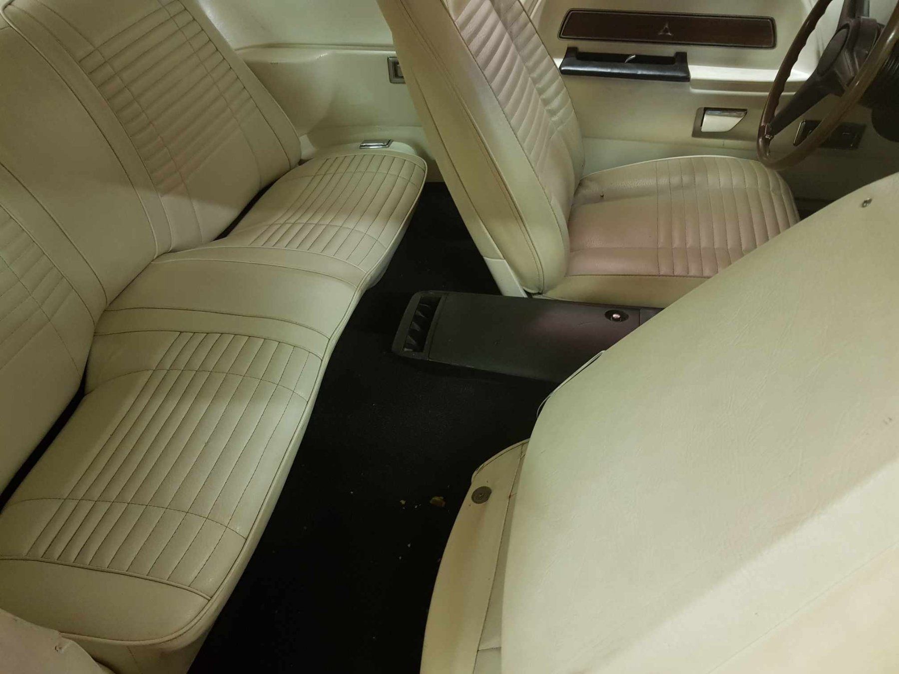 Dodge Tutti pezzi di ricambio auto: Dodge Challenger Interieur – Usato da Niedergösgen venduto da usc_8qc6 1
