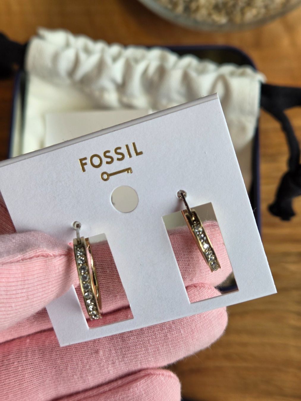 Fossil Ohrringe & -stecker: Fossil Ohrringe Creolen Gold mit Strass – Neu und originalverpackt aus Emmen von GrabandGo 1