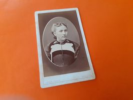 SCHWIIZER FRAU DAZUMAL -JEUNE FEMME en TENUE TRAD. -YVERDON