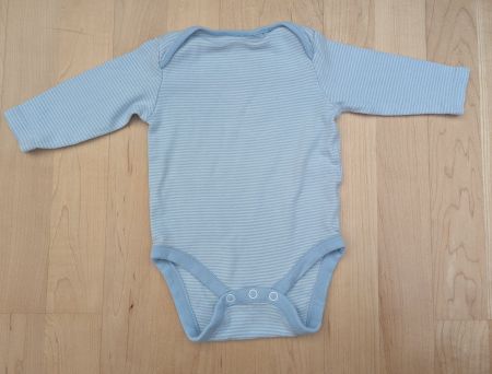 Baby Langarm-Body Fein Gestreift – Hellblau / Weiss – Gr. 62