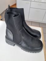 Schwarze Winterstiefeletten mit Profilsohle, Grösse 40