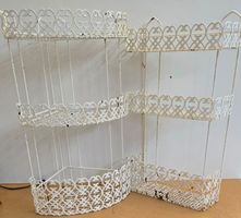 2 charmanten, weiss lackierten Metallregale Shabby Chic