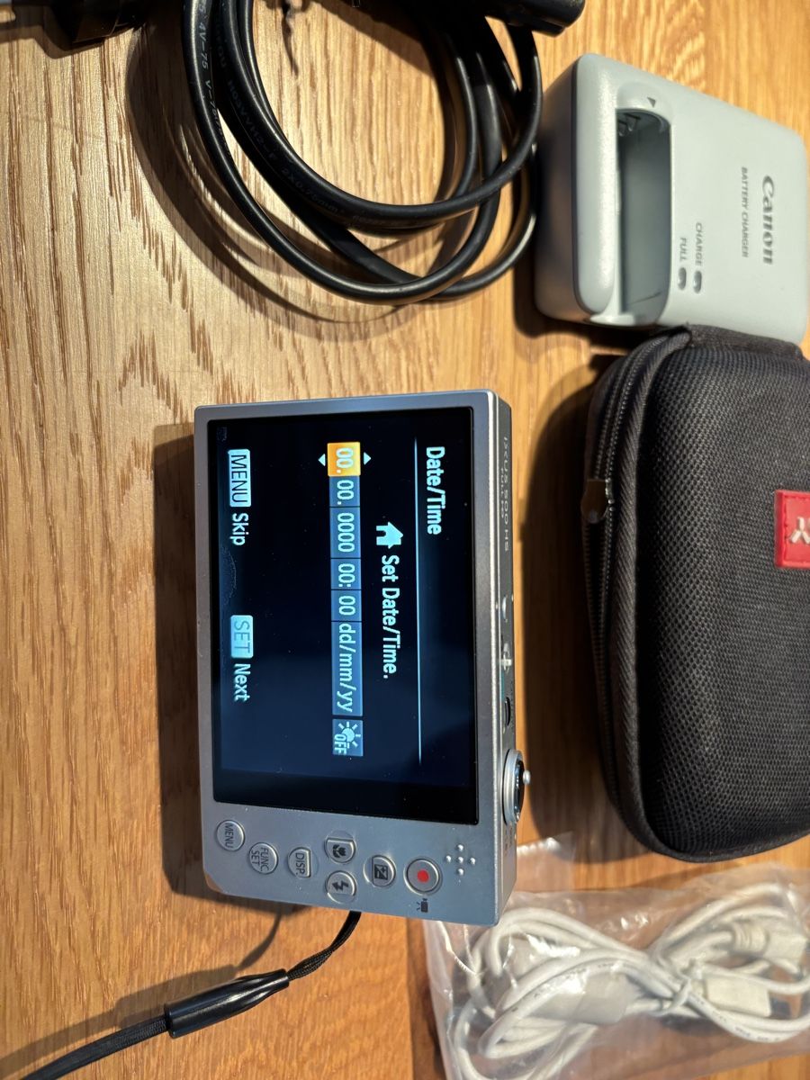Canon Fotocamera: Canon IXUS 500 HS camera with accessories good condition – Usato da Ennetbaden venduto da FSzalay 1