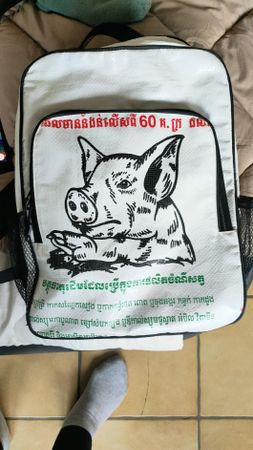 Rucksack mit Schweinemotiv und Text bedruckt