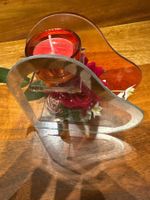 Romantische Tischdeko mit Kerze und Rosen