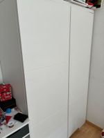 Kleiderschrank und Kommode