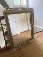 Grand miroir ancien avec cadre doré ornementé, état usé