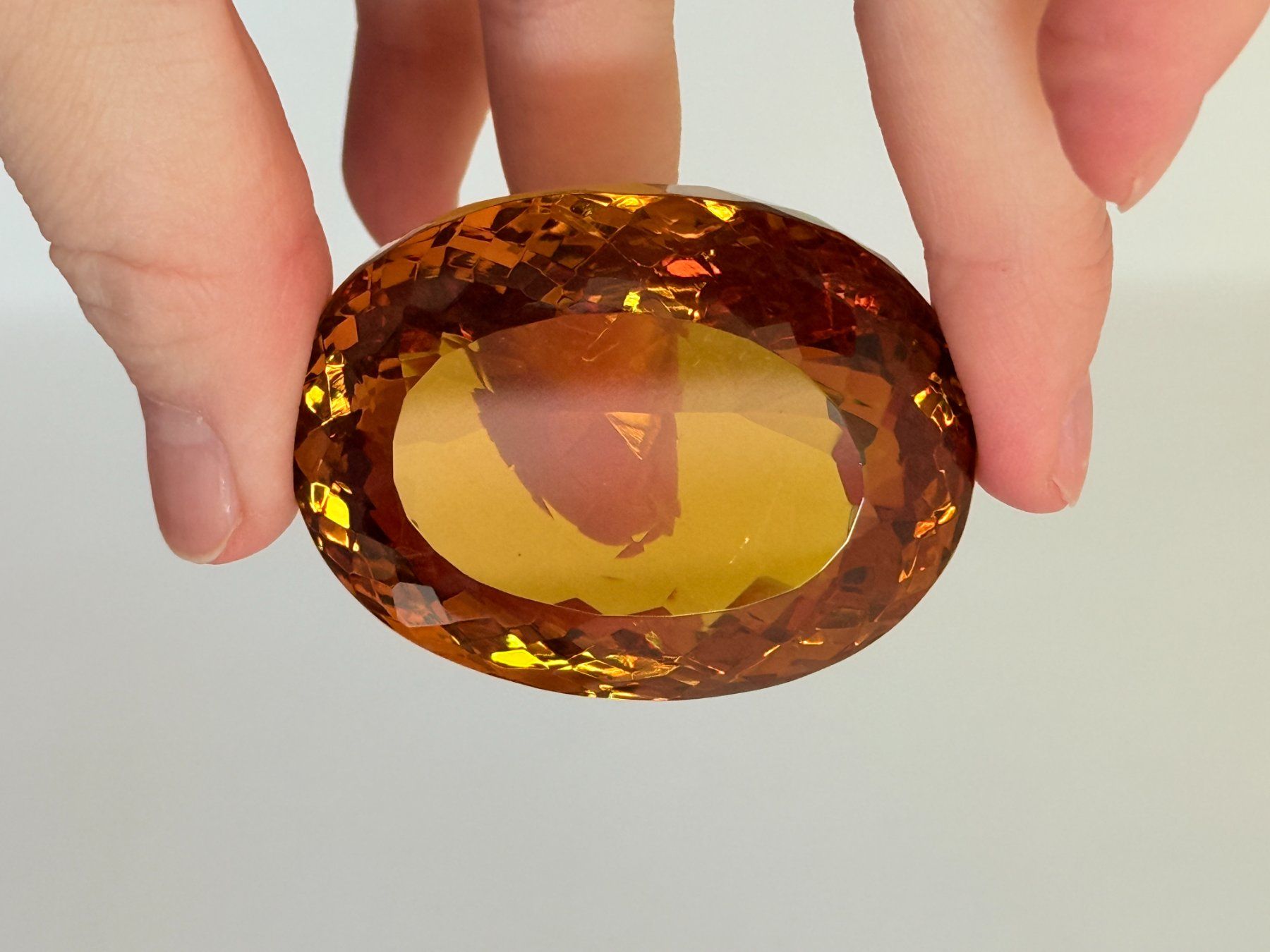 Minerali & Pietre curative: 484.30 Ct Certified Oval Cut Loose Gem – Nuovo e nell'imballaggio originale da Genève venduto da AWWA 5