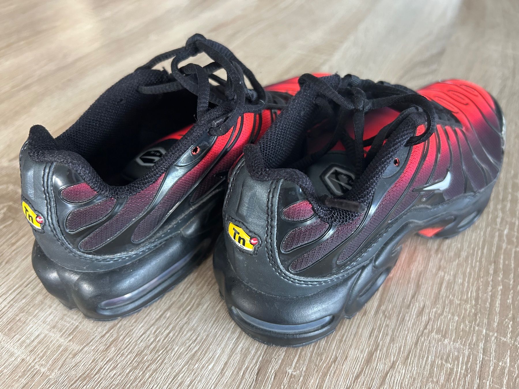 Nike Chaussures hommes: Nike Air Max plus TN Black Radiant Red, gr. 36.5 – D'occasion à Romont FR par perrno 1