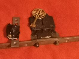 Antikes Handgeschmiedes  Einbauschloss mit golden Schlüssel