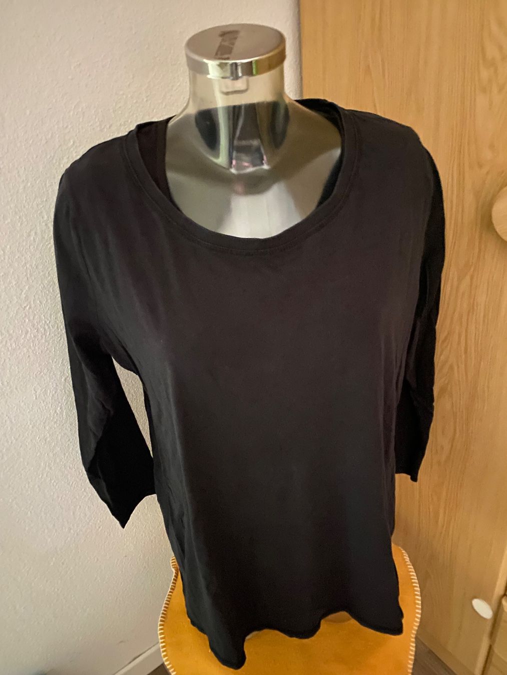 T-shirts: langarm Shirt schwarz Grösse 48/50 – D'occasion à Allenwinden par Obalu 1