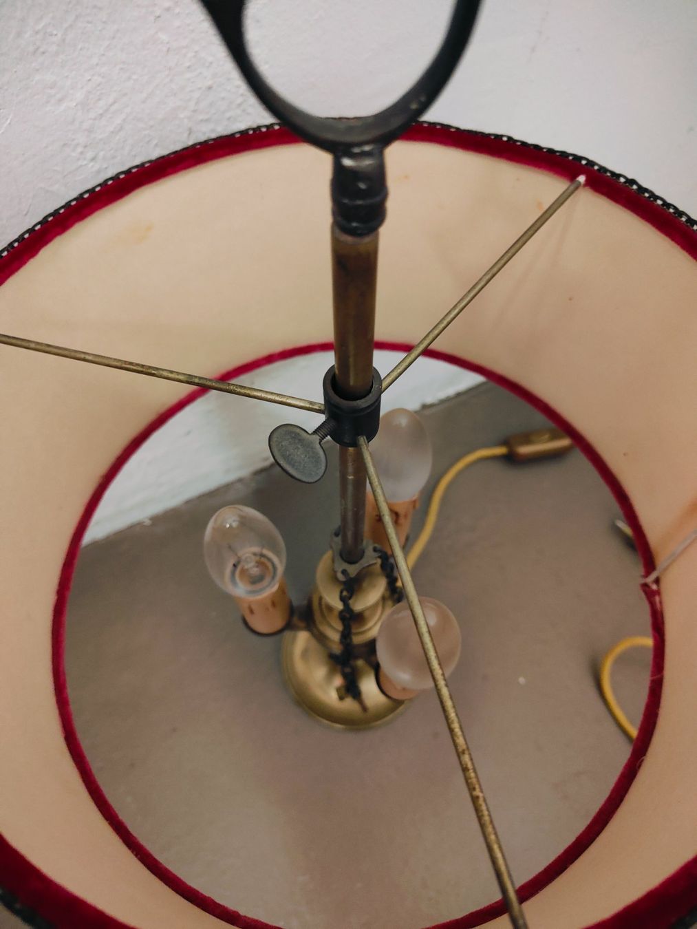 Lampade: Vintage Tischlampe mit rotem Samt-Schirm – Usato da Olten venduto da Mezopotamya 4