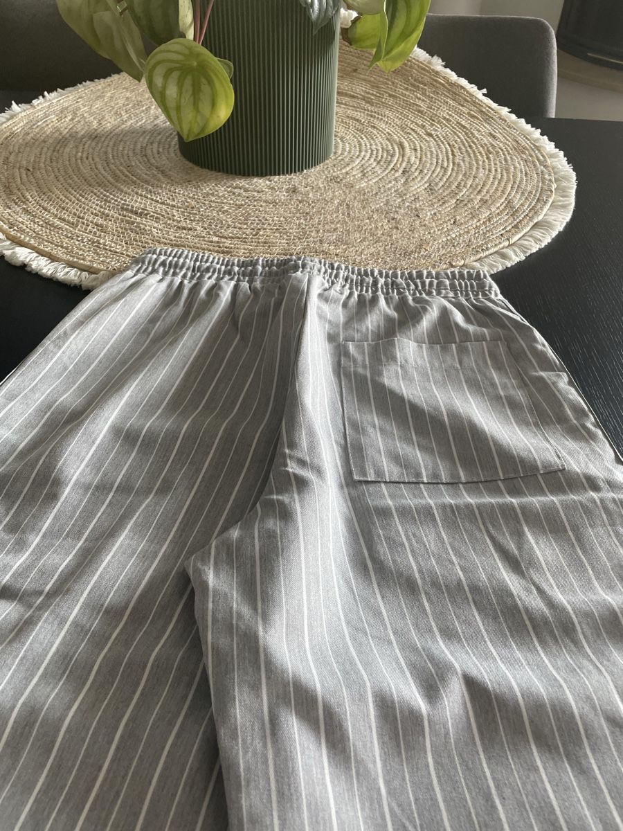 Pantaloni: Pantalon gris et blanc, taille S – Nuovo (secondo la descrizione) da Bussigny venduto da Z.seller 5