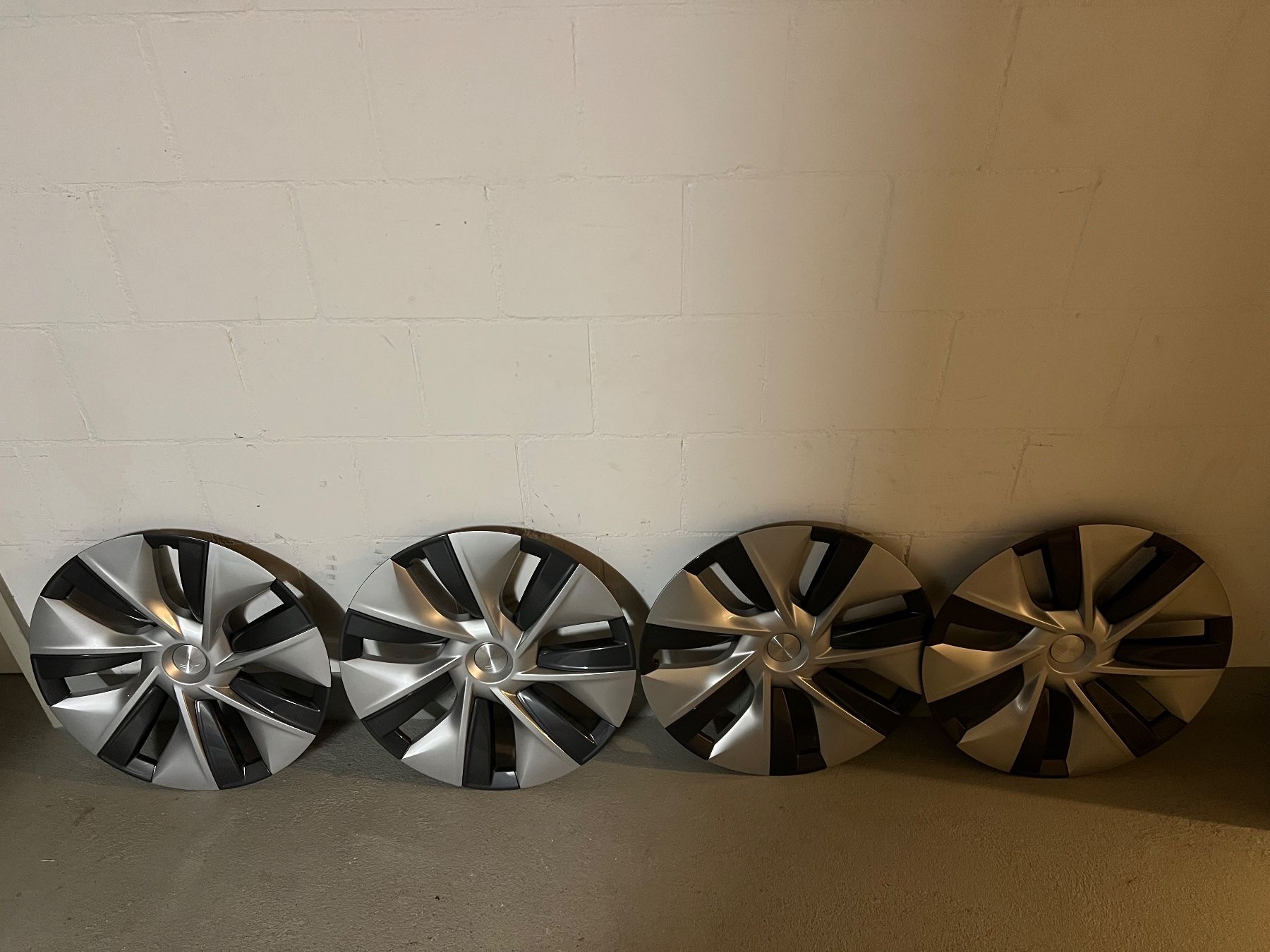 Tesla Pneumatici & Ruote complete: Original Tesla Model Y Radkappen – Usato da Langenthal venduto da Claudio.R 2