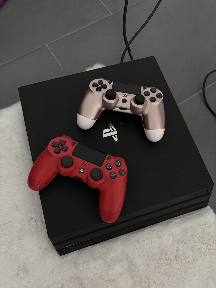 Sony Consoles: Playstation 4 mit zwei Controllern  – D'occasion à Alchenflüh par flower_xx