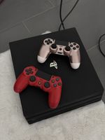 Playstation 4 mit zwei Controllern 