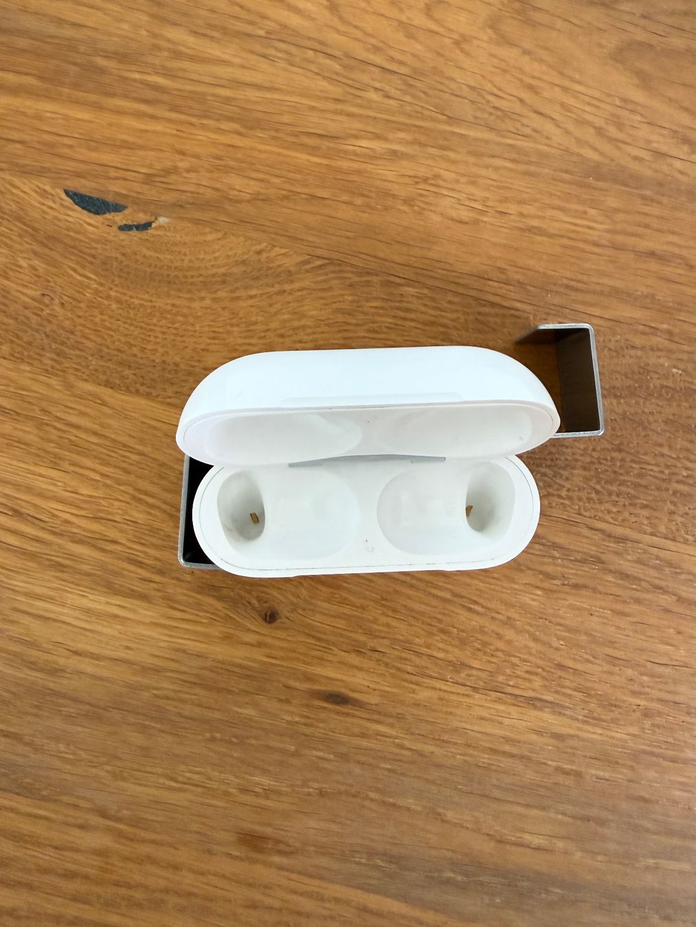 Apple Cuffie: APPLE AirPods Pro 1 Charging Case – Usato da Lausanne venduto da Nine1982 1