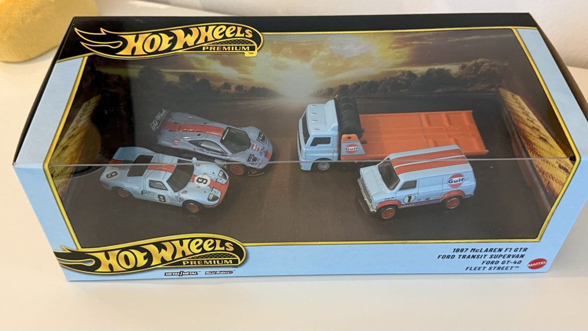 Hot Wheels Modellini d'auto: Hot Wheels Premium Gulf Set - Neu – Nuovo e nell'imballaggio originale da Basel venduto da Zomeg 1