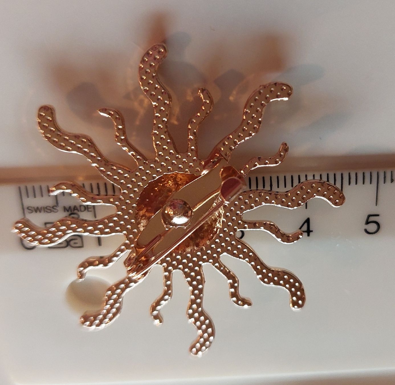 Broschen & Nadeln: Goldene Sonne Brosche, Durchmesser 4.5 cm – Neu (gemäss Beschreibung) aus Oberwil BL von Hunajakakku 4