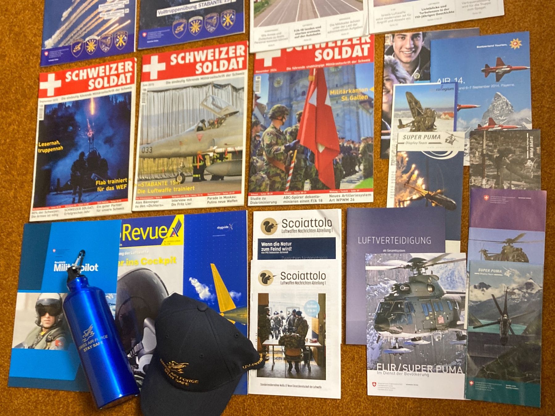 Schweizer Armee Documenti: Lot Prospekte, Cap und Trinkflasche - Schweizer Luftwaffe – Usato da Brütten venduto da Hst1 5