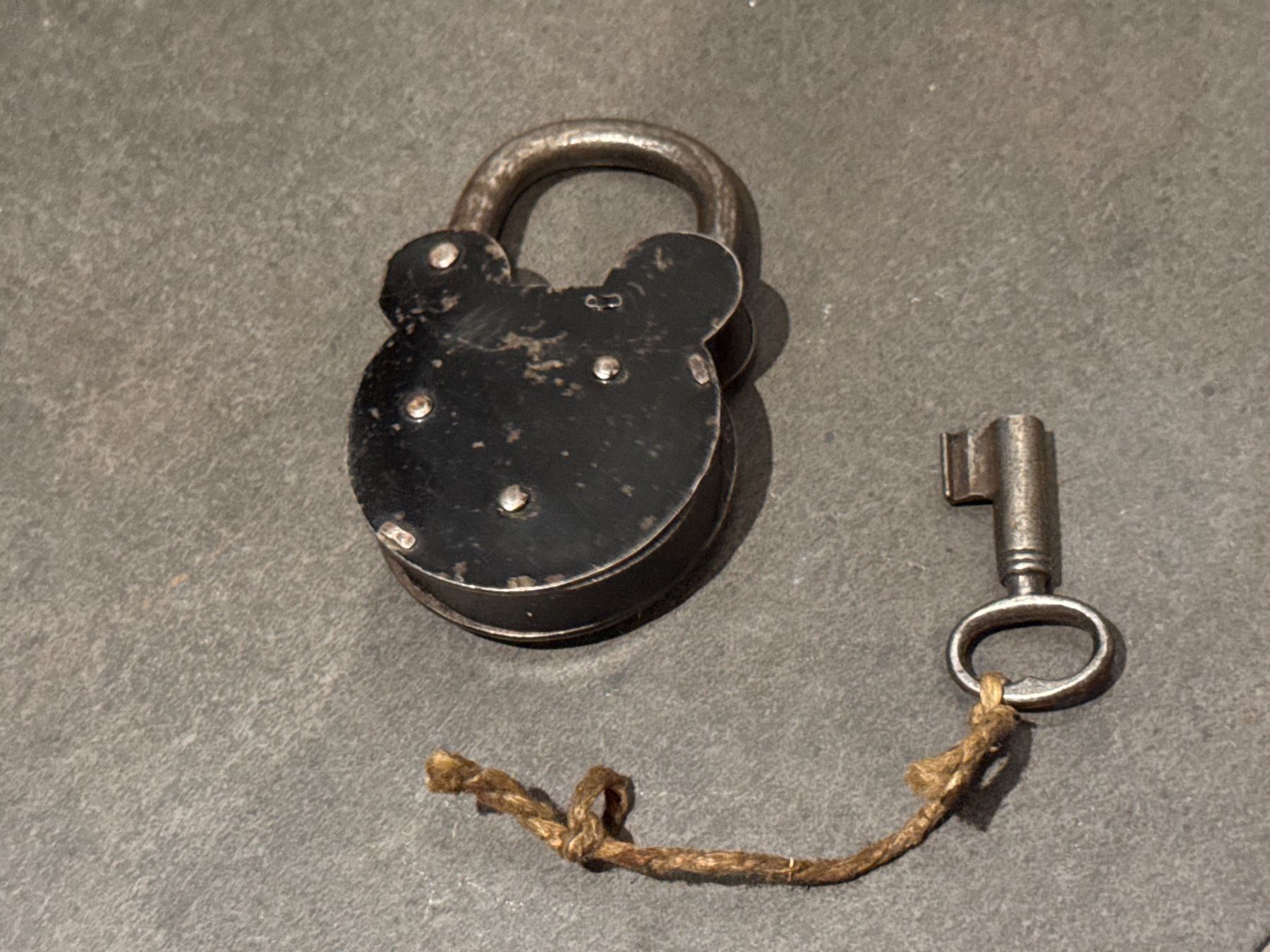 Cadenas: Antikes Vorhängeschloss MIT Schlüssel – D'occasion à Rothrist par Fondgruebe 1