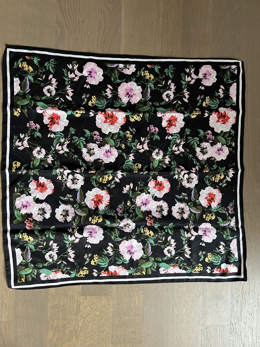 Foulards, Tücher & Schals: Schwarzes Seidentuch mit Blumenmuster – Neu (gemäss Beschreibung) aus Kriens von Krienserin_T