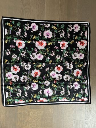 Schwarzes Seidentuch mit Blumenmuster