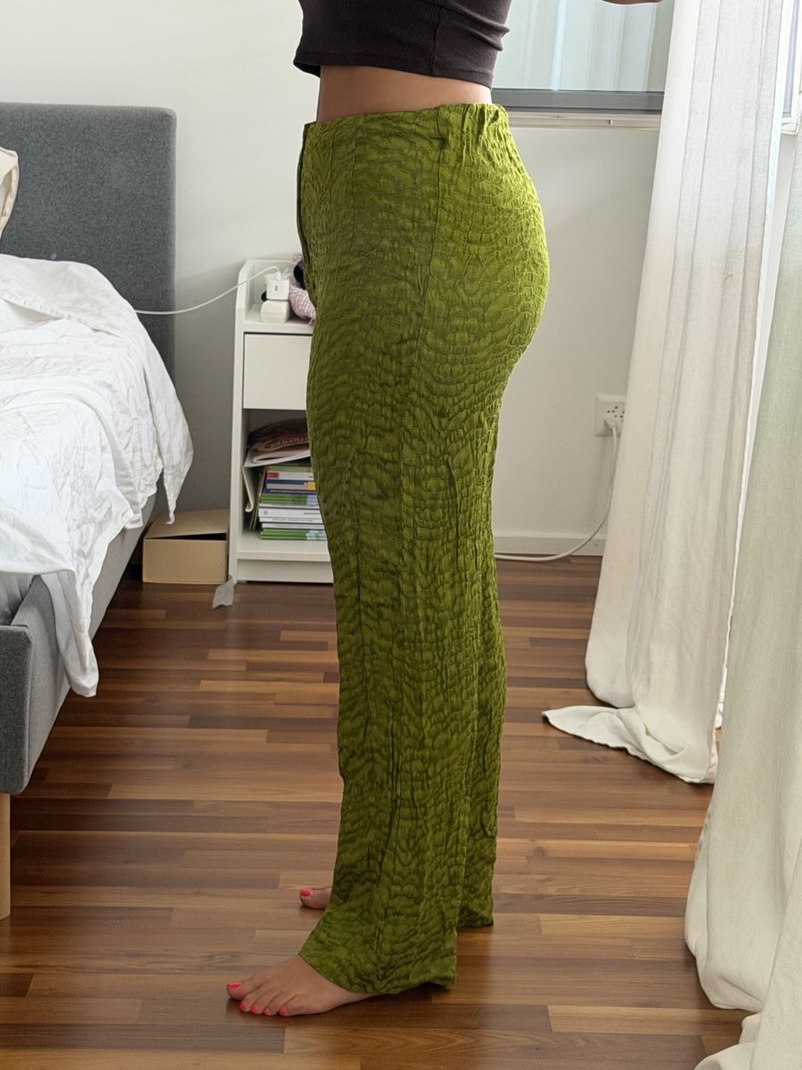 H&M Pantaloni: Pantalon vert texturé taille M – Usato da Zürich venduto da liiinnnddaa 2