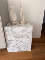 Design-Beistelltisch / Podest in Marmor-Optik