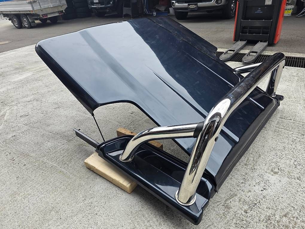 Tutti i ricambio: Pickup Laderaumabdeckung mit Chrombügel – Usato da Ringgenberg BE venduto da Darika 2