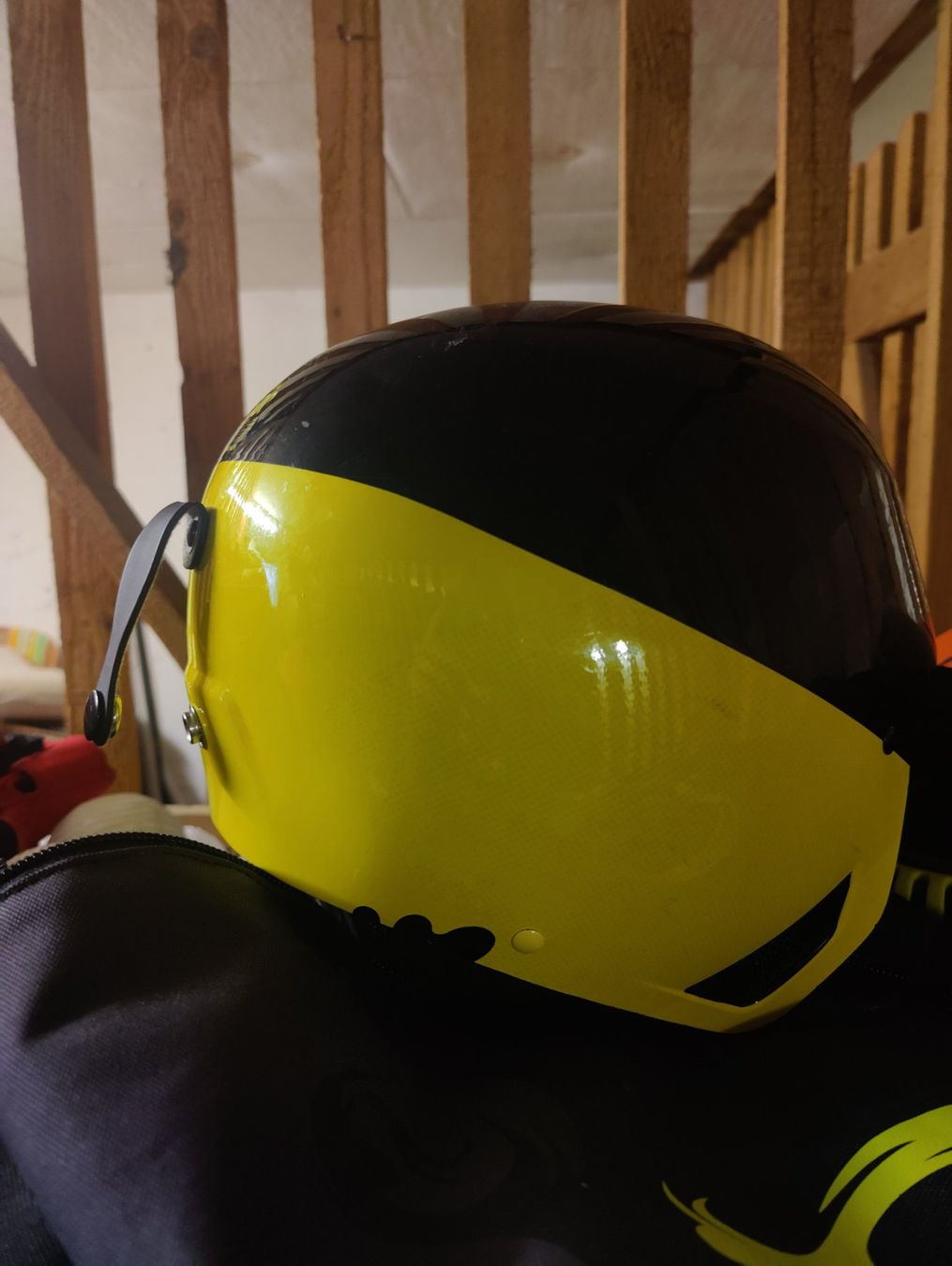 Caschi: Black & Yellow Snowboard / Ski Helmet – Usato da Zürich venduto da Caeirop