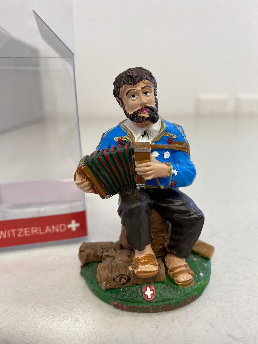 Statuette: Schweizer Souvenir Figur, Älpler mit Handorgel, Backpfeife – Usato da Niederhelfenschwil venduto da Chleeblatt1938