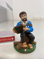 Schweizer Souvenir Figur, Älpler mit Handorgel, Backpfeife