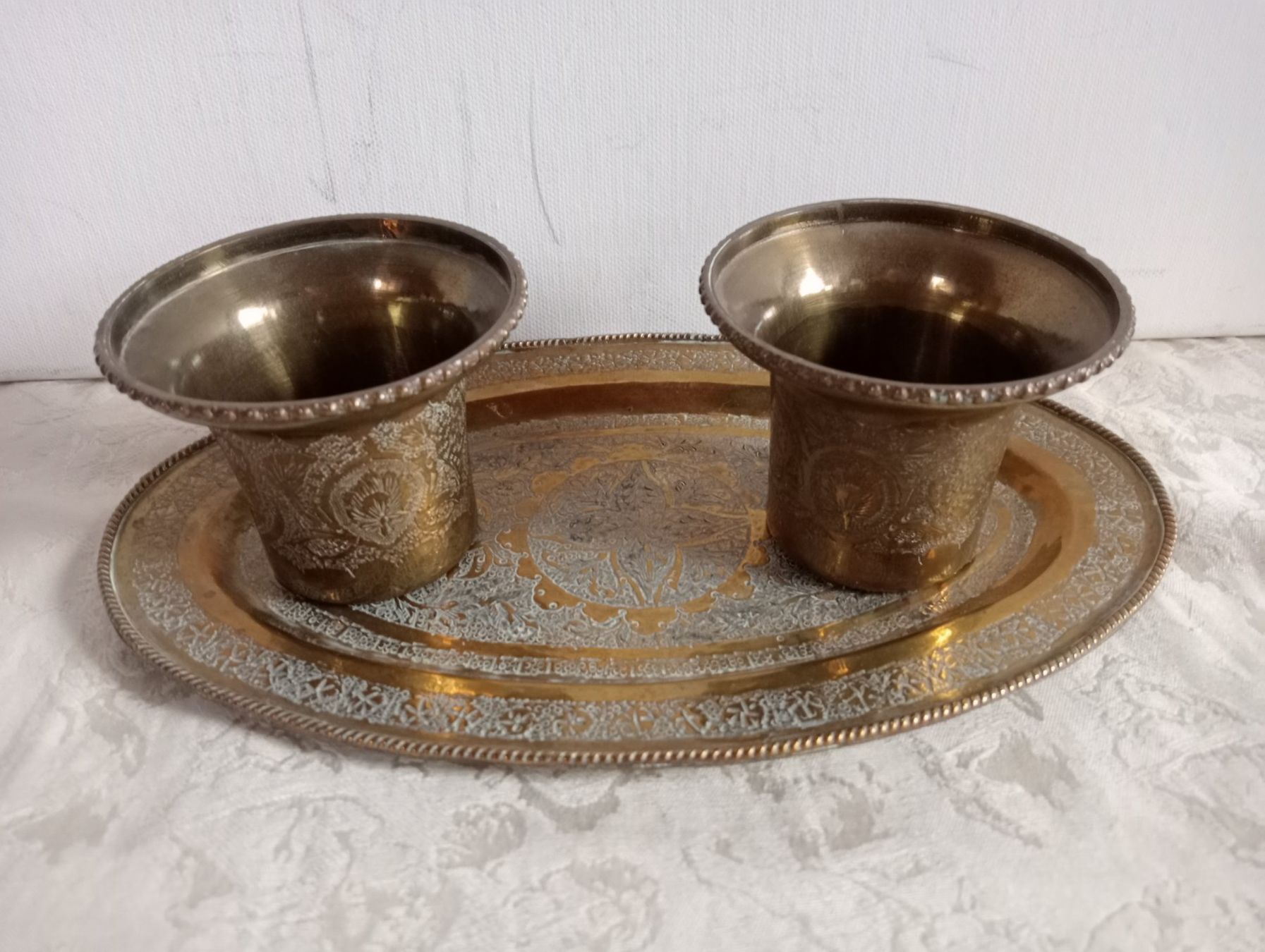 Piatti di portata: Vintage Messing Tablett mit  Becher orientalisch Handarbeit – Usato da Oberdorf BL venduto da Barocki888