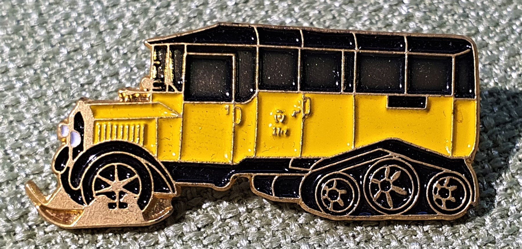 Saurer Placchette & Badge: O639 - Pin Die Post PTT Postauto Alpin Saurer 1925 – Usato da Reinach BL venduto da Boston-Verkauf