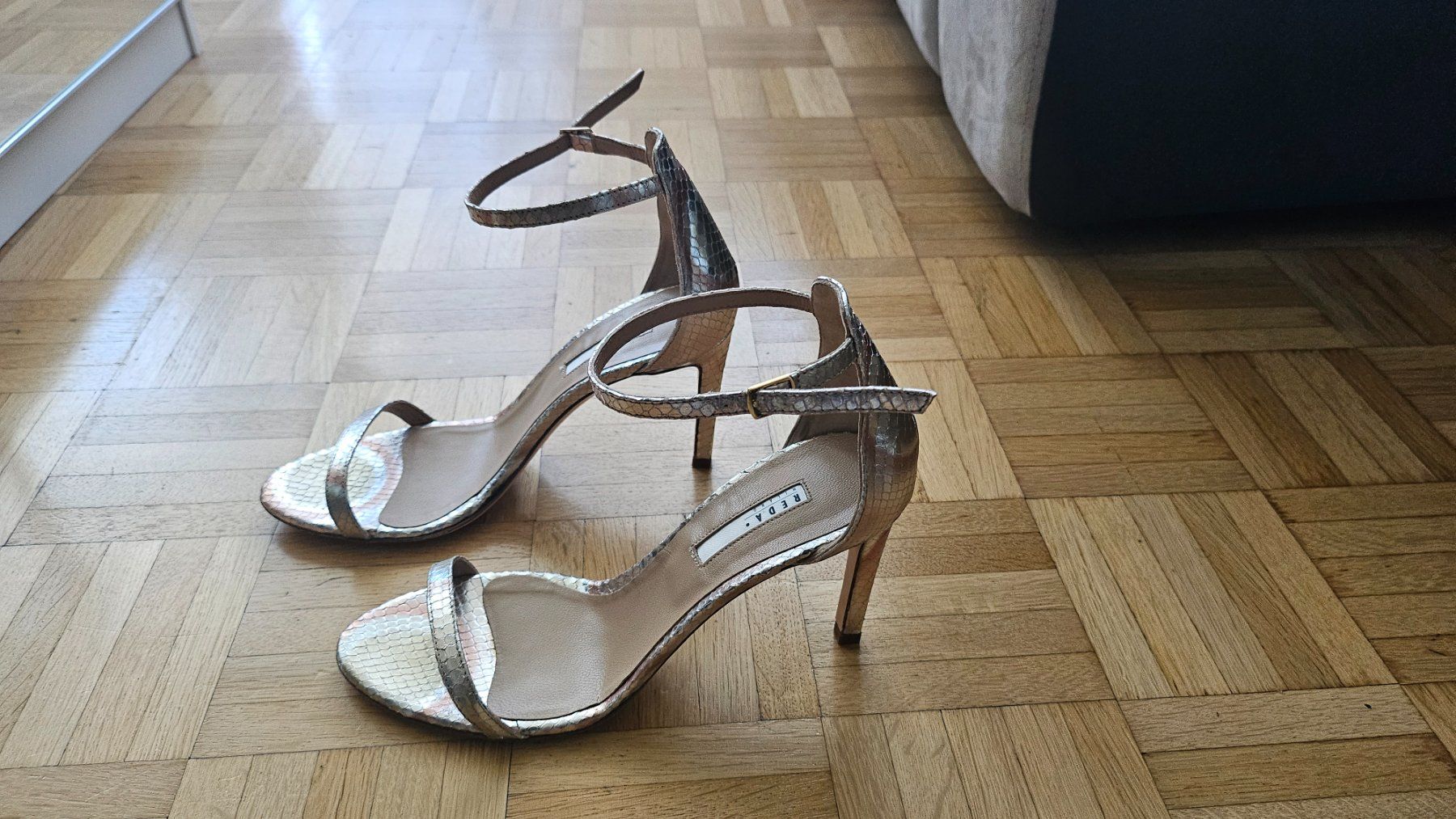 Damenschuhe: Sandales à talons dorées effet serpent été 39 – Gebraucht aus Châtelaine von giu_2bdg 1