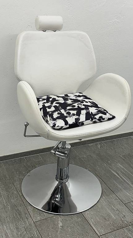 Kosmetik-& Massageliegen: Kosmetikstudio Möbel gebraucht  – Gebraucht aus Zürich von inf_95nf 4